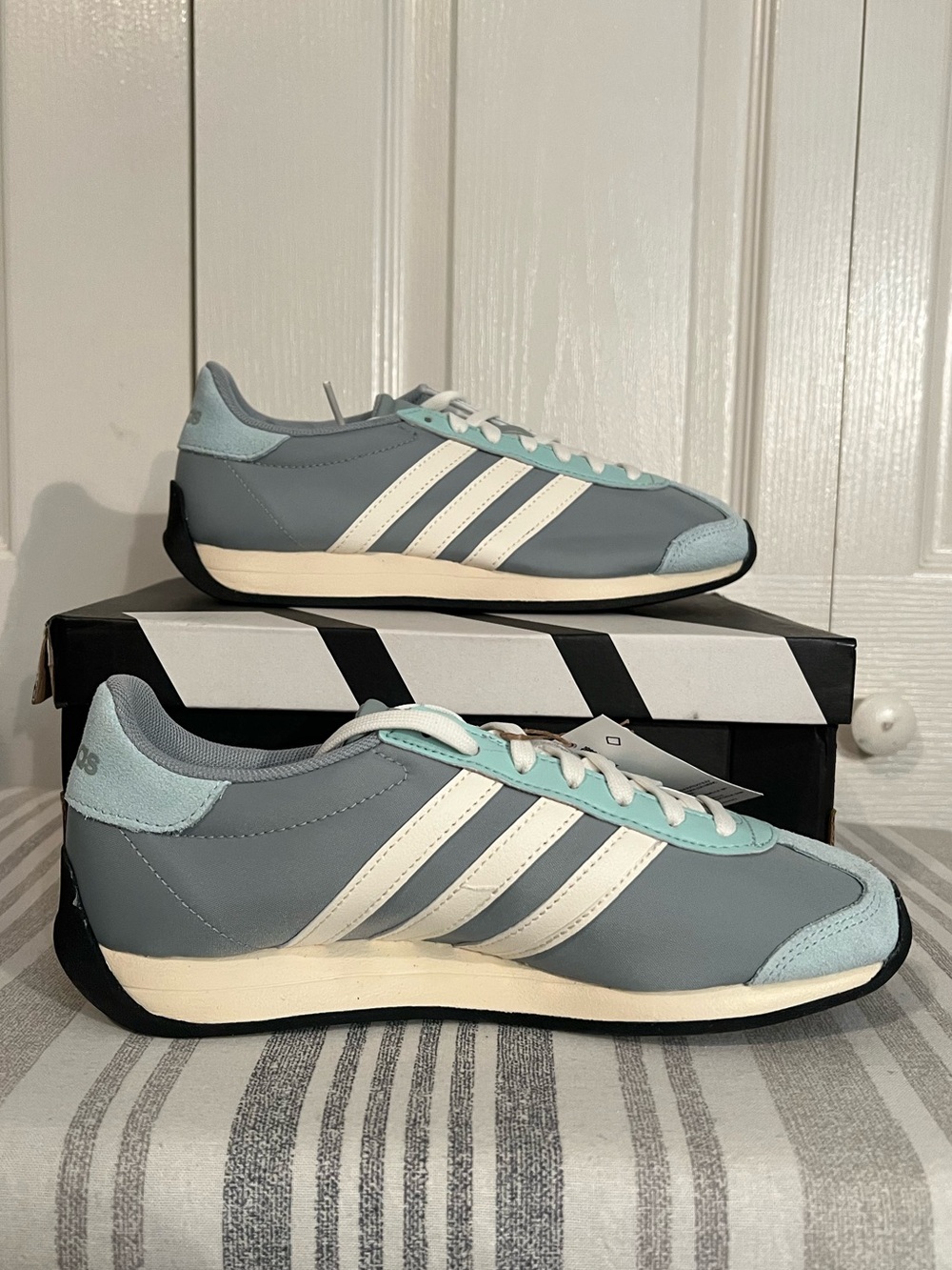 Adidas Runvista Sneakers teal Blue Women’s 6.5 NIB Retro Style - Picture 3 of 10